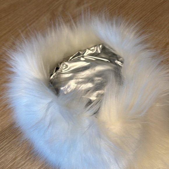 HUDA BEAUTY WHITE FLUFFY CLUTCH AND HAT - Picture 6 of 6